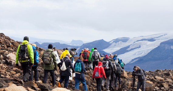 Niecodzienna uroczystość odbyła się przy wulkanie Okjokull niedaleko stolicy Islandii Reykjaviku. Władze tego kraju oficjalnie uhonorowały zanik lodowca na tym wulkanie i odsłoniły tablicę, będącą wezwaniem dla przyszłych pokoleń.