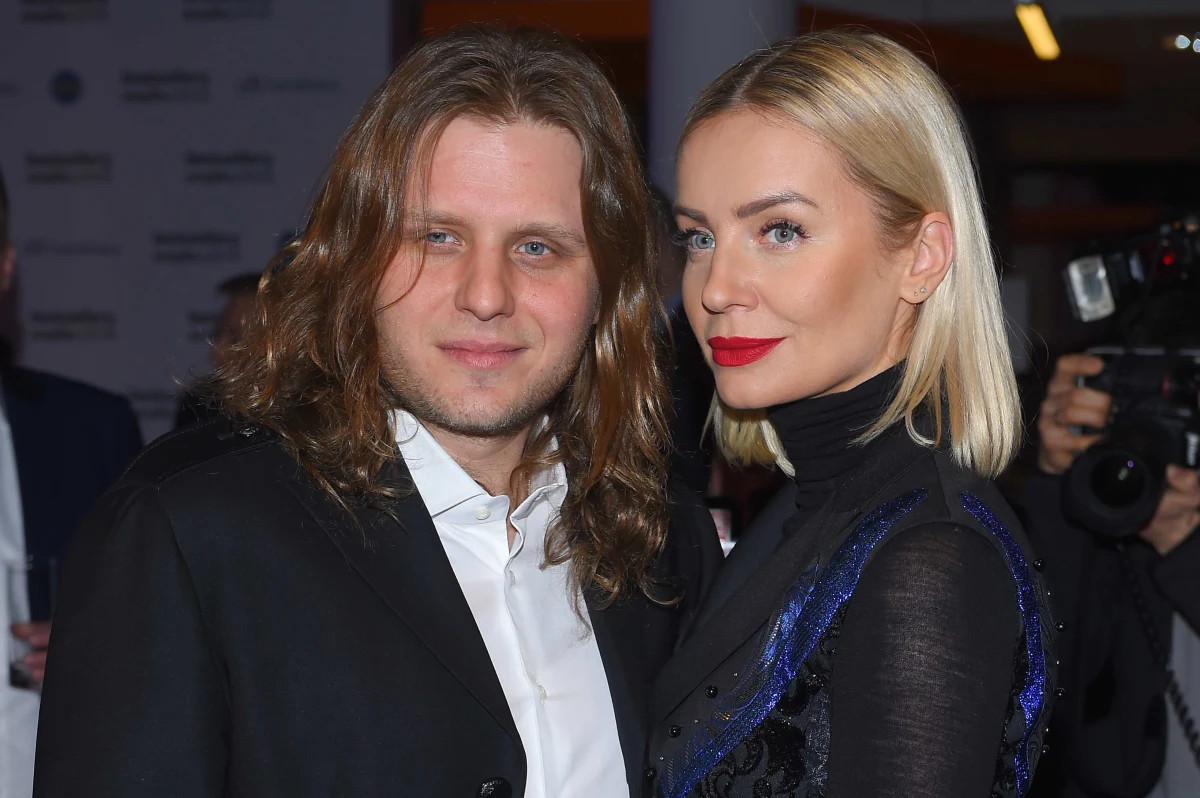 Osobą poszukiwaną na jeziorze Kisajno jest producent filmowy Piotr Woźniak-Starak - potwierdza rzecznik Prokuratury Okręgowej w Olsztynie Krzysztof Stodolny. 39-letni mężczyzna wypadł z motorówki w niedzielę nad ranem. Jego towarzyszka, 27-letnia mieszkanka Łodzi, zdołała sama dopłynąć do brzegu. 