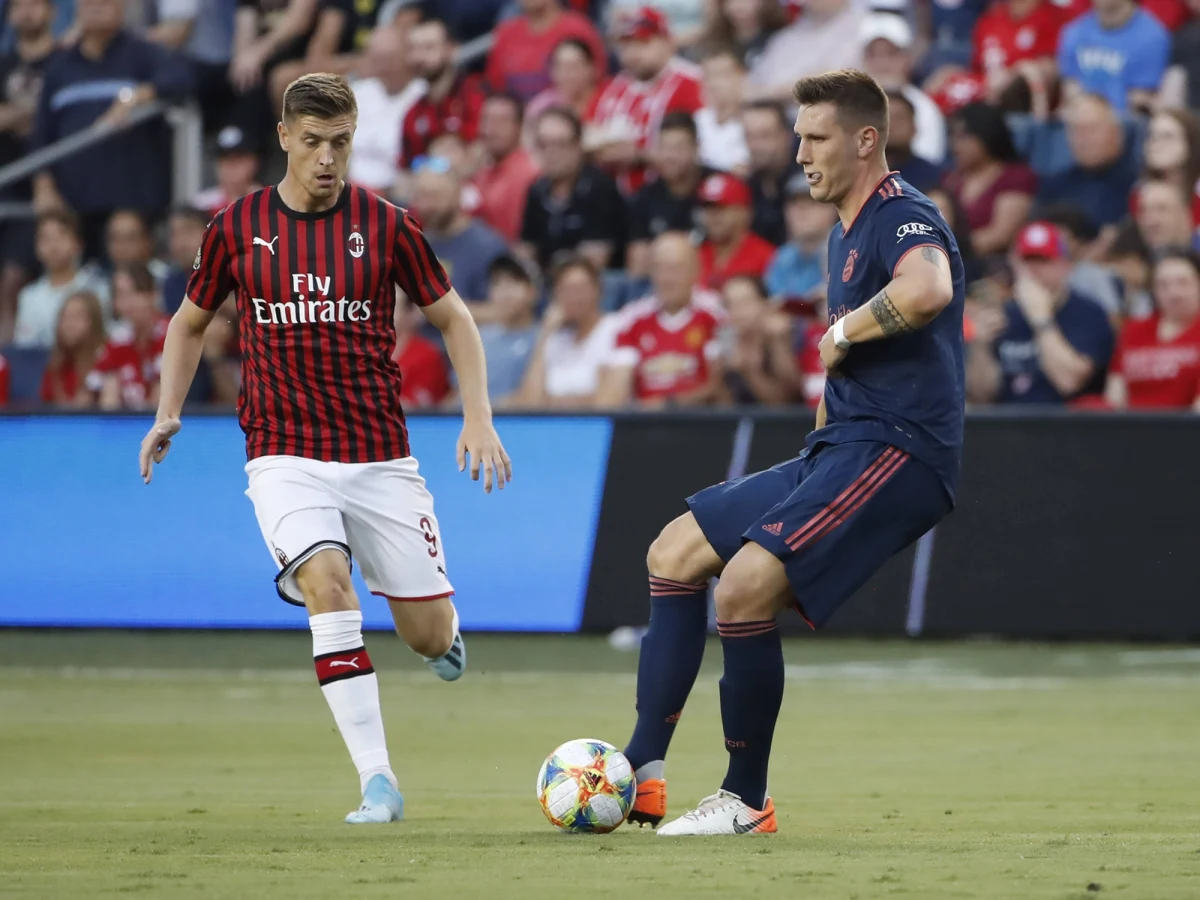 AC Milan zakończył przygotowania do nowego sezonu Serie A. W sześciu meczach piłkarzom z Mediolanu udało się strzelić pięć bramek. Ani razu na liście strzelców nie znalazł się Krzysztof Piątek, który w tym sezonie grać będzie z "9-tką". I już pojawiają się komentarze, że ten numer zaczyna Polakom ciążyć na plecach.