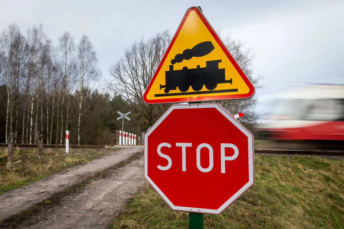 Tragedia w Walentowie w województwie kujawsko-pomorskim. Na niestrzeżonym przejeździe kolejowym pociąg śmiertelnie potrącił kobietę i dwójkę jej dzieci. Później uderzył w nich jeszcze drugi skład. 