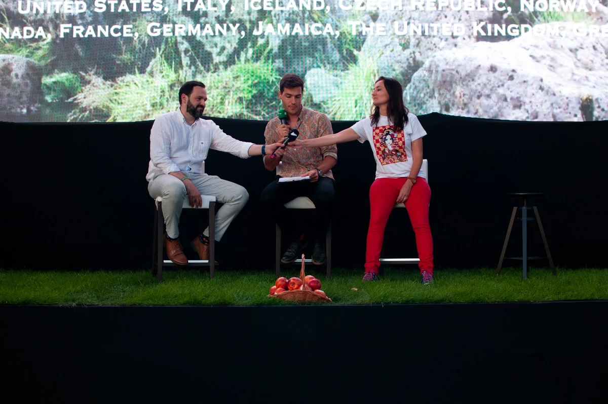 "Zmiana klimatu" była przewodnim tematem pierwszego dnia Kraków International Green Film Festival. Obejrzeć można było m.in. amerykański obraz "Living in the future's past" (reż Susan Kucera), "Kiribati tonie", "Invisible Blanket", "Global Theromstate", "Person of the forest", "The Fight for Arctic" czy "Human Energy". W niedzielę po 20:30 odbyła się prelekcja Kamila Wyszkowskiego - dyrektora generalnego Global Compact Network Poland.