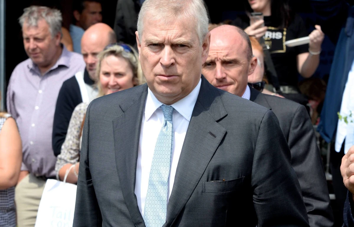 Tygodnik "The Sunday Mail" opublikował nagranie kompromitujące członka brytyjskiej rodziny królewskiej, księcia Andrzeja. Nagranie ukazuje księcia Yorku w nowojorskiej rezydencji Jeffrey'a Epsteina. Spotkanie odbyło się dwa lata po pierwszym wyroku skazującym Epsteina za pedofilię.