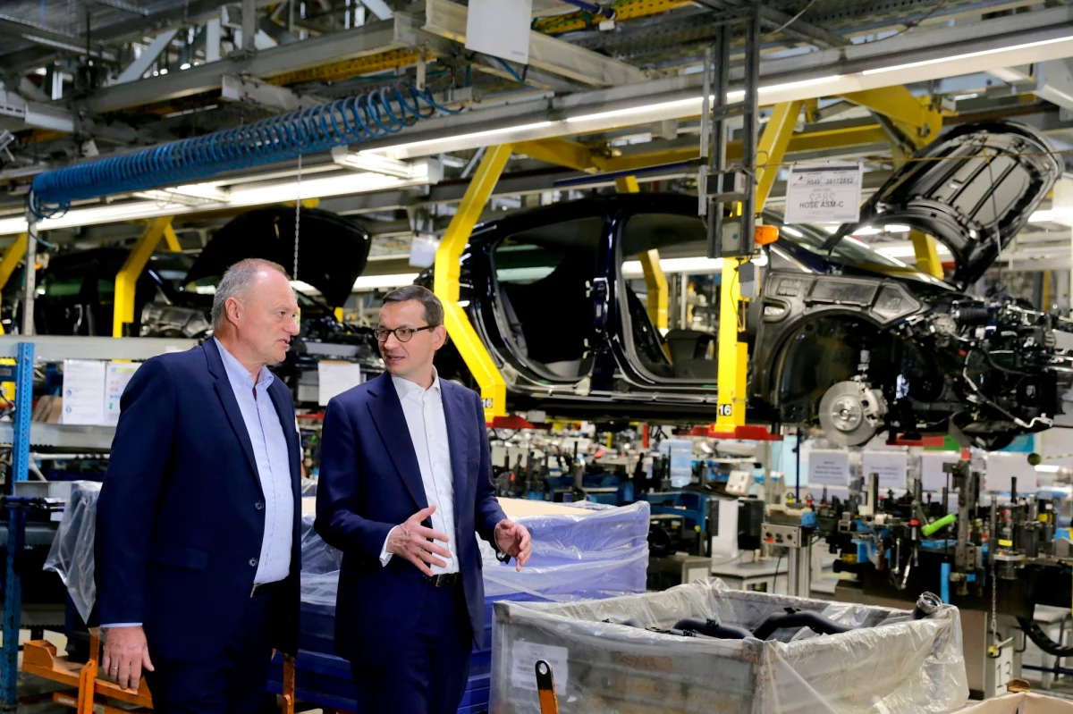 ​W Gliwicach powstaje nowy zakład Opel Manufacturing Poland, który zapewni minimum 300 nowych miejsc pracy - poinformował w poniedziałek w Gliwicach premier Mateusz Morawiecki. Nowe miejsca pracy i nowe inwestycje w wysokości ponad 1 mld zł to wielka obietnica dla regionu - dodał.