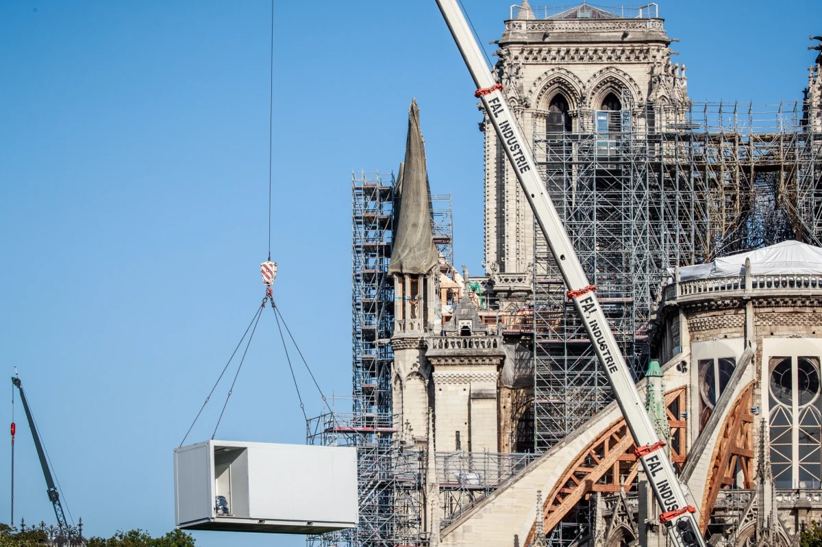 ​W poniedziałek wznowiono prace w zniszczonej pożarem katedrze Notre Dame, które zostały wstrzymane 25 lipca z powodu ryzyka zanieczyszczenia ołowiem - poinformowała Francuska Agencja Prasowa. Na kontynuację robót po wdrożeniu odpowiednich procedur bezpieczeństwa zezwoliła inspekcja pracy.