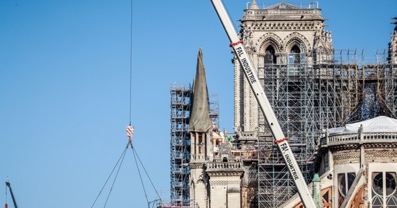 ​W poniedziałek wznowiono prace w zniszczonej pożarem katedrze Notre Dame, które zostały wstrzymane 25 lipca z powodu ryzyka zanieczyszczenia ołowiem - poinformowała Francuska Agencja Prasowa. Na kontynuację robót po wdrożeniu odpowiednich procedur bezpieczeństwa zezwoliła inspekcja pracy.
