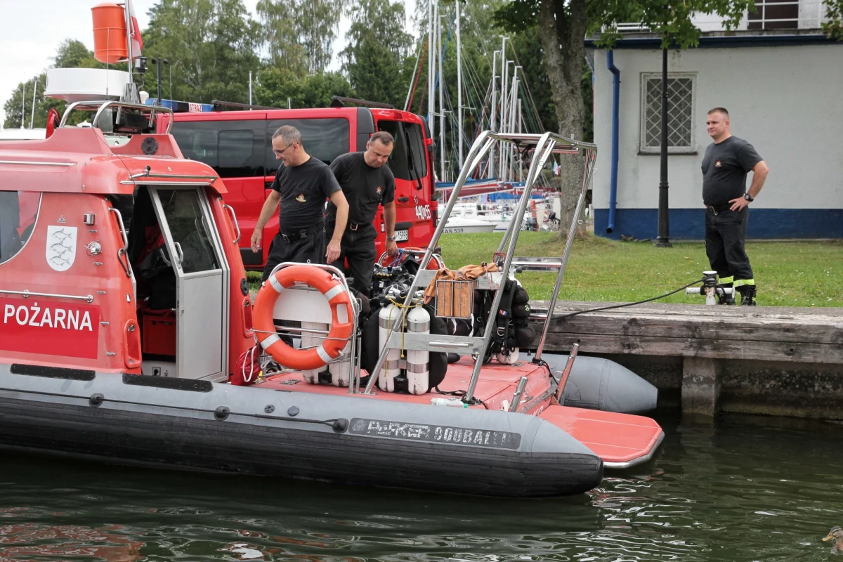 Wojska Obrony Terytorialnej pomagają w poszukiwaniach biznesmena i producenta filmowego Piotra Woźniaka-Staraka. W niedzielę nad ranem na jeziorze Kisajno koło Giżycka 39-latek wypadł z motorówki.