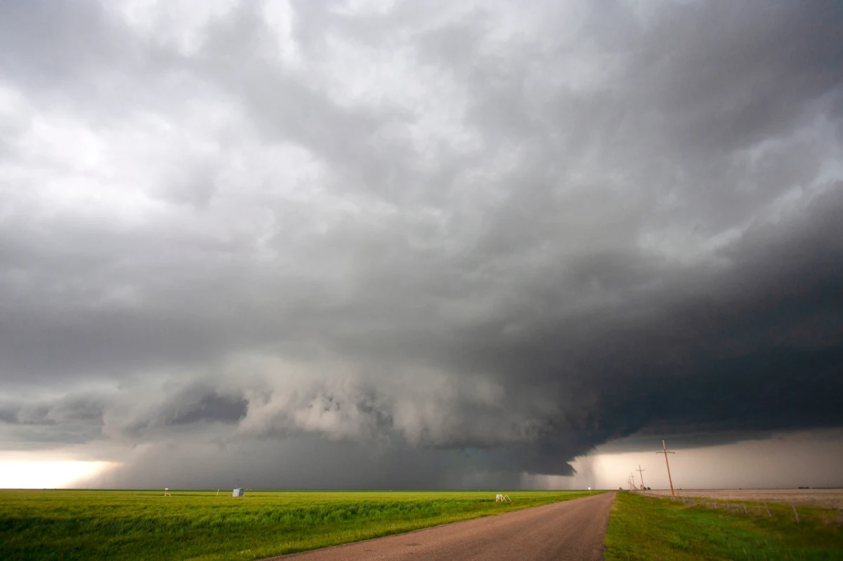 Sztuczna inteligencja pomoże przewidywać pogodę, a dokładnie - opady gradu. Przekonują o tym na łamach czasopisma "Monthly Weather Review" naukowcy z National Center for Atmospheric Research (NCAR) w Boulder w stanie Kolorado. Programy, opracowane na potrzeby automatycznego rozpoznawania twarzy, zostały przez nich z sukcesem wykorzystane do analizy kształtu chmur burzowych tak, by przewidzieć, czy przyniosą grad i jak będzie duży. To trudne dla meteorologów zadanie, bo powstawanie gradu wymaga splotu wielu okoliczności.