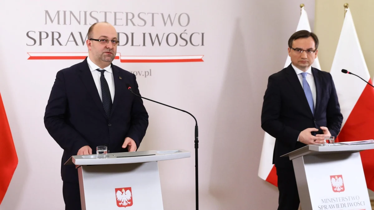 ​Wiceminister sprawiedliwości Łukasz Piebiak stoi za zorganizowaniem akcji mającej kompromitować sędziów, którzy sprzeciwiają się zmianom w wymiarze sprawiedliwości - ustalił portal Onet.pl. Bliski współpracownik Zbigniewa Ziobry wykorzystywał w tym celu internautkę popierającą Prawo i Sprawiedliwość.
