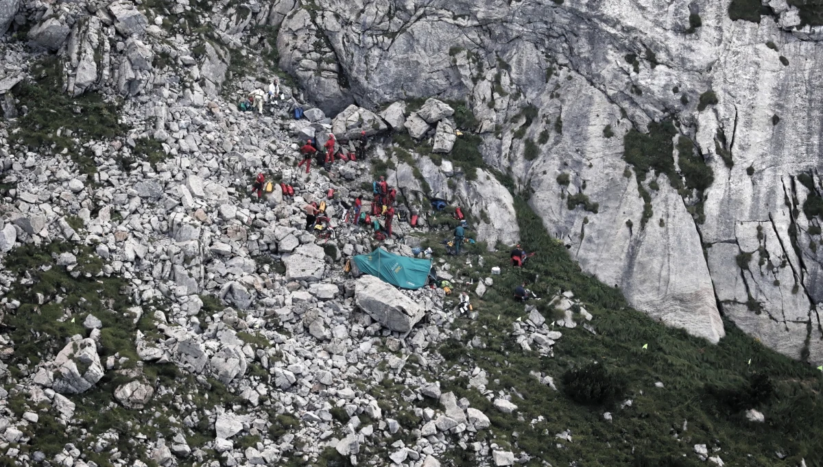 Ratownicy poszukujący grotołazów w Jaskini Wielkiej Śnieżnej w Tatrach podejmą próbę zmontowania systemu wentylacyjnego umożliwiającego wymianę powietrza w rejonie akcji - zapowiedział naczelnik TOPR Jan Krzysztof. 