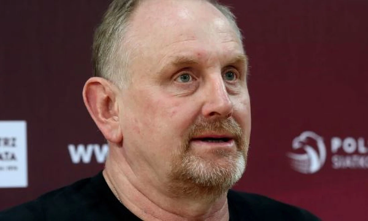 Po braku kwalifikacji olimpijskiej, która byłaby pewnego rodzaju sensacją, polskie siatkarki przystępują do Mistrzostw Europy – imprezy częściowo rozgrywanej w naszym kraju. "To jest spuentowanie tego okresu; turniej dla nas bardzo ważny chociażby dlatego, że rozgrywamy go w Łodzi" – mówi przed rozpoczęciem rozgrywek trener naszej reprezentacji Jacek Nawrocki. Selekcjoner opowiedział nam o celach, które nie mogą być jeszcze w tym sezonie wygórowane oraz o marzeniach, które mogą pozwolić sięgnąć naszym paniom naprawdę wysoko.