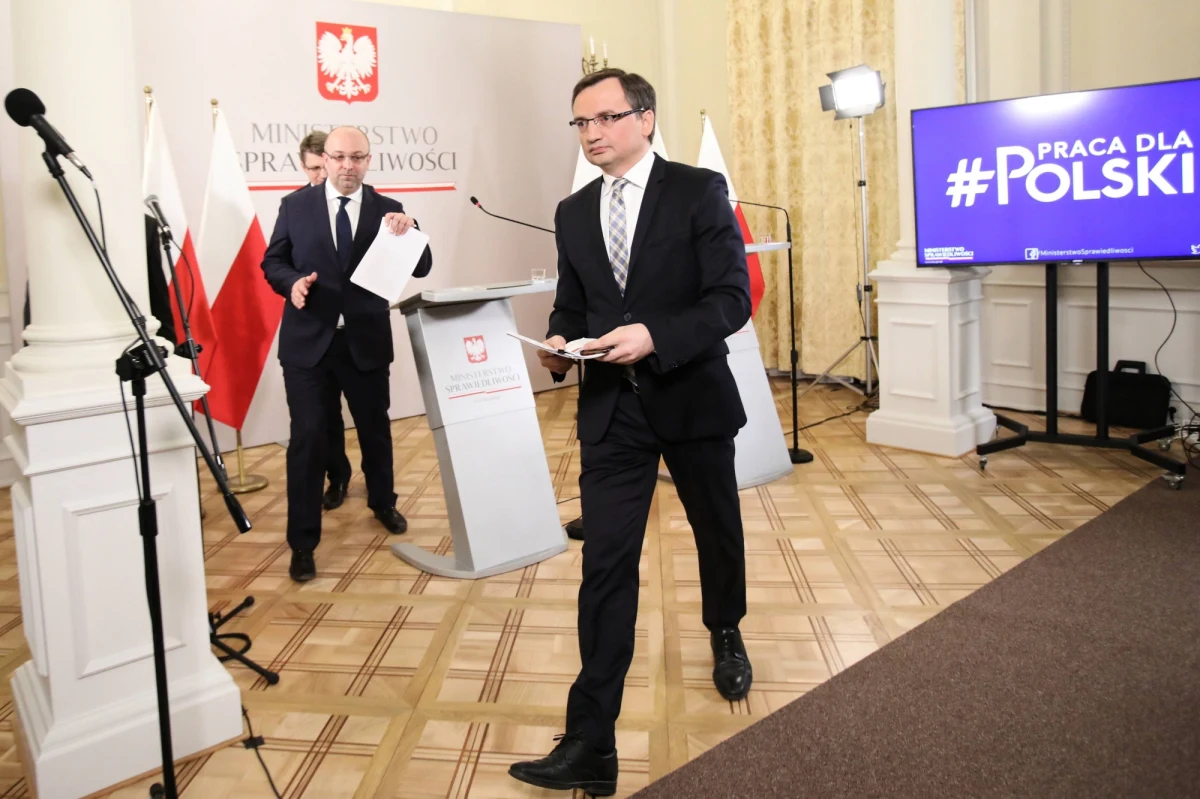 Dymisji nie tylko wiceministra sprawiedliwości Łukasza Piebiaka, ale także jego szefa Zbigniewa Ziobry domaga się opozycja. Portal Onet ujawnił, że wiceminister Piebiak koordynował oszczercze działania internetowych trolli przeciwko sędziom sprzeciwiającym się zmianom w sądownictwie. Premier Morawiecki poinformował, że w sprawie doniesień Onetu zażądał wyjaśnień od ministra sprawiedliwości.