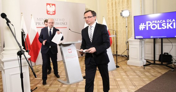 Dymisji nie tylko wiceministra sprawiedliwości Łukasza Piebiaka, ale także jego szefa Zbigniewa Ziobry domaga się opozycja. Portal Onet ujawnił, że wiceminister Piebiak koordynował oszczercze działania internetowych trolli przeciwko sędziom sprzeciwiającym się zmianom w sądownictwie. Premier Morawiecki poinformował, że w sprawie doniesień Onetu zażądał wyjaśnień od ministra sprawiedliwości.