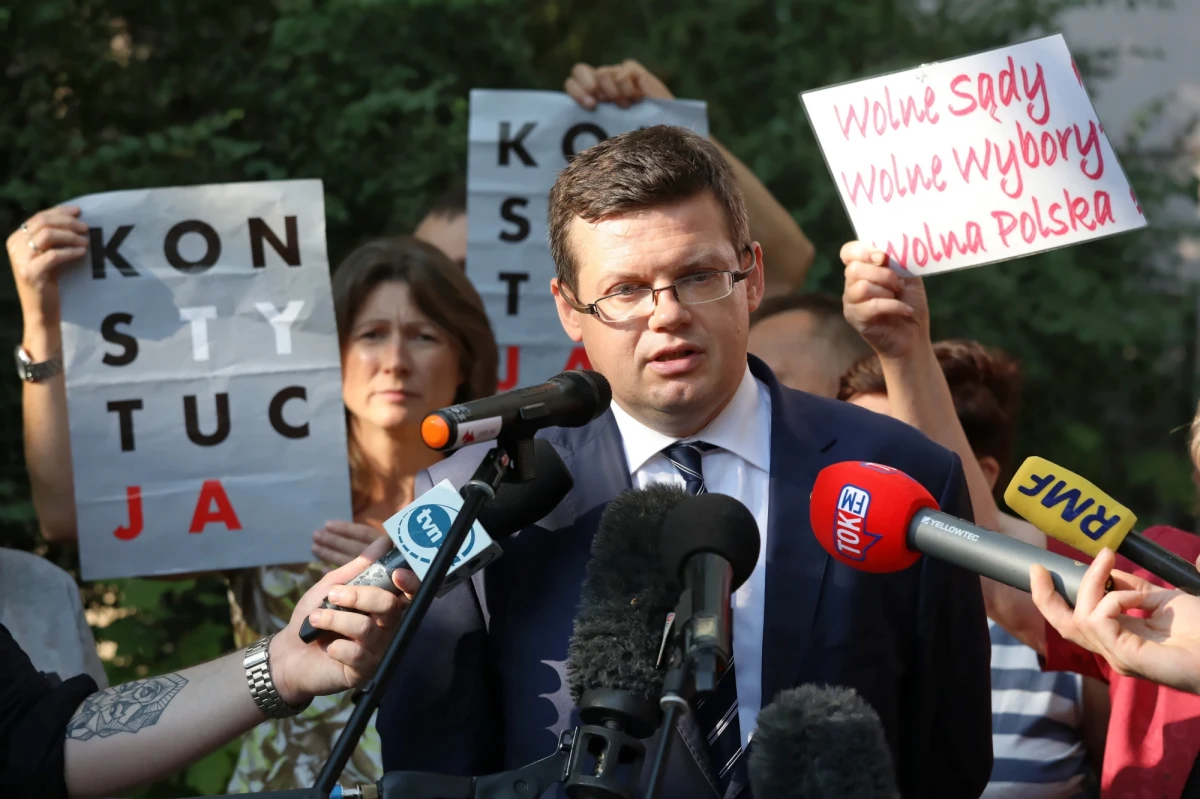 "Nie będę hejtem, odpowiadał na hejt" - mówi w rozmowie z reporterem RMF FM sędzia Krystian Markiewicz. To jego reakcja na ujawnienie sprawy wiceministra sprawiedliwości Łukasza Piebiaka, który ma stać za zorganizowanym hejtem i dyskredytowaniem sędziów krytykujących zmiany w wymiarze sprawiedliwości. Szef stowarzyszenia "Iustitia" rozważa ewentualne podjęcie kroków prawnych, ale ostatecznej decyzji jeszcze nie podjął.