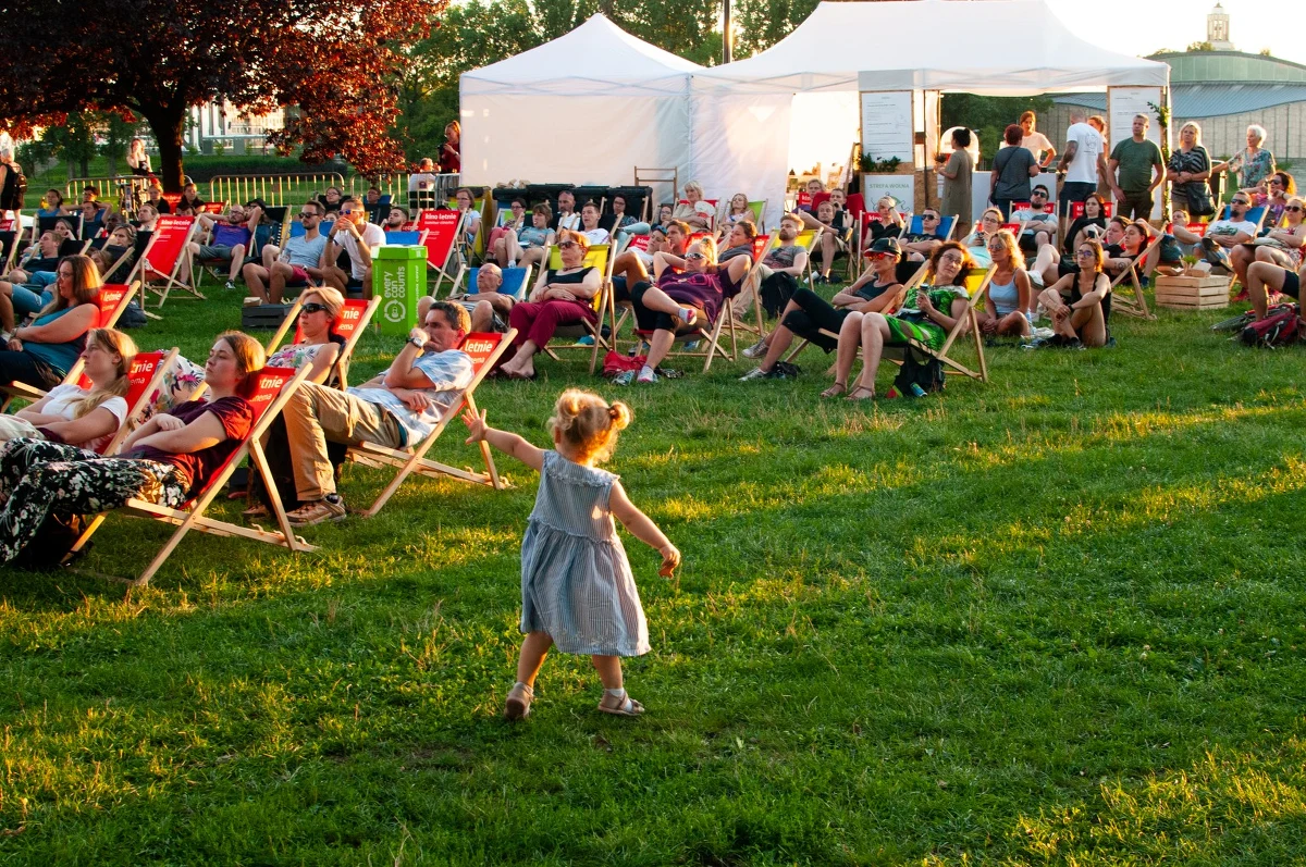 Dolnośląski Festiwal Tajemnic to największe w Polsce spotkanie poszukiwaczy skarbów, miłośników historii oraz badaczy jej tajemnic. Tegoroczne wydarzenie było prawdziwą podróżą w czasie i przestrzeni, dzięki codziennym rekonstrukcjom historycznym "Bitwy Epok" mogliśmy podziwiać stracie najróżniejszych formacji wojskowych. Nie zabrakło też widowisk historycznych, pokazów, gier terenowych, atrakcji dla rodzin z dziećmi czy... podróży do historycznego świata wirtualnego.