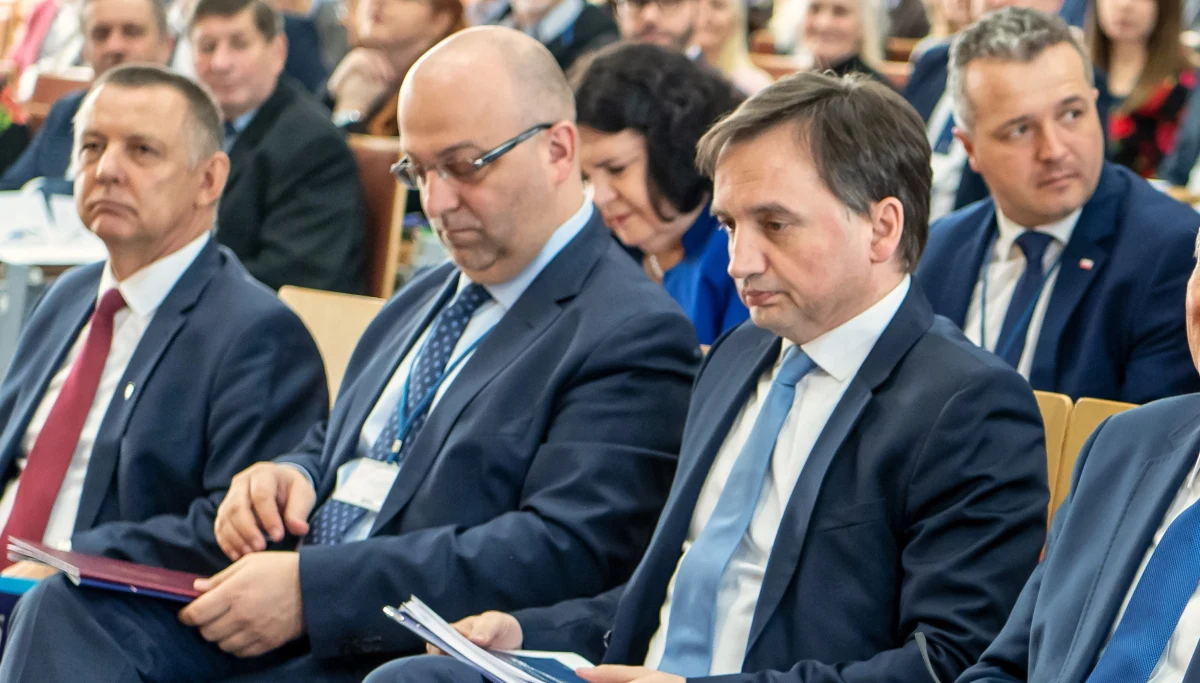 "To nie była inicjatywa oddolna", "instrukcje wychodziły z ministerstwa" "w sprawę zamieszane jest szersze grono osób, także ze środowiska sędziowskiego" - tak do afery w Ministerstwie Sprawiedliwości odniósł się w rozmowie z TVN24 pełnomocnik pani Emilii Konrad Pogoda.