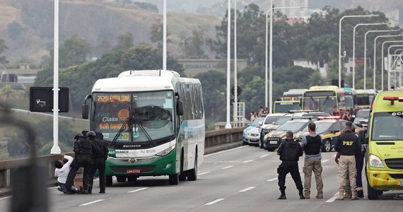 Uzbrojony mężczyzna przetrzymywał 37 zakładników w autobusie w Rio de Janeiro i groził podpaleniem pojazdu. Napastnika zastrzelili policjanci. 