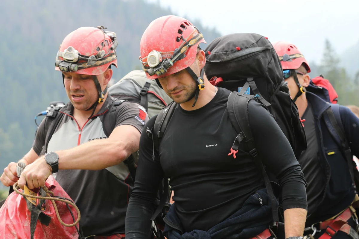 ​Czwartą dobę trwają poszukiwania dwójki grotołazów, którzy utknęli w największej jaskini Tatr - Wielkiej Śnieżnej. "Szanse na przeżycie poszukiwanych są absolutnie minimalne, ale walczymy do końca, dopóki ich nie znajdziemy" – powiedział naczelnik TOPR Jan Krzysztof. Wyjaśnił, że grotołazi próbowali eksplorować nieznany dotąd korytarz idąc od strony Białej Wody w kierunku Przemkowych Partii.
