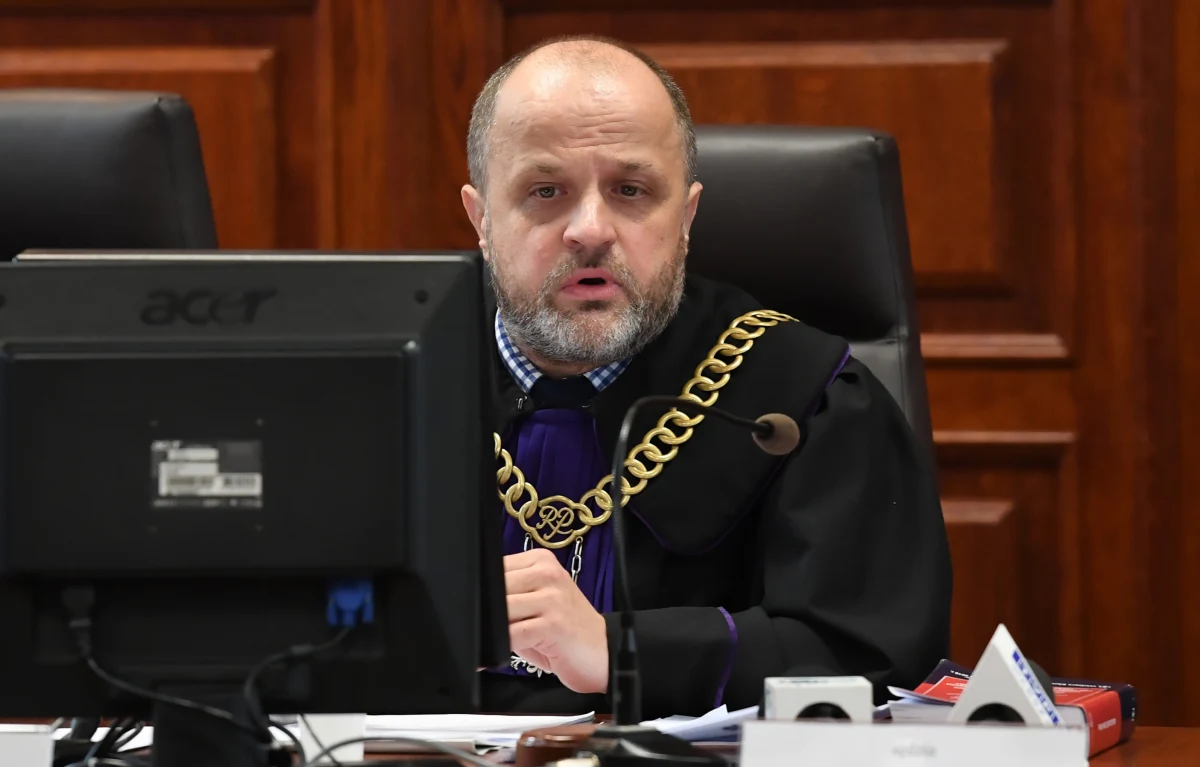 Dymisja wiceministra Łukasza Piebiaka sprawy nie kończy. Aferą "Piebiak Gate" z urzędu powinna się zająć prokuratura - mówi RMF FM sędzia Sądu Rejonowego w Warszawie Piotr Gąciarek. Jest jednym z sędziów, zaatakowanych przez internetowych hejterów. Według portalu Onet, atak był koordynowany przez wiceszefa resortu sprawiedliwości. 