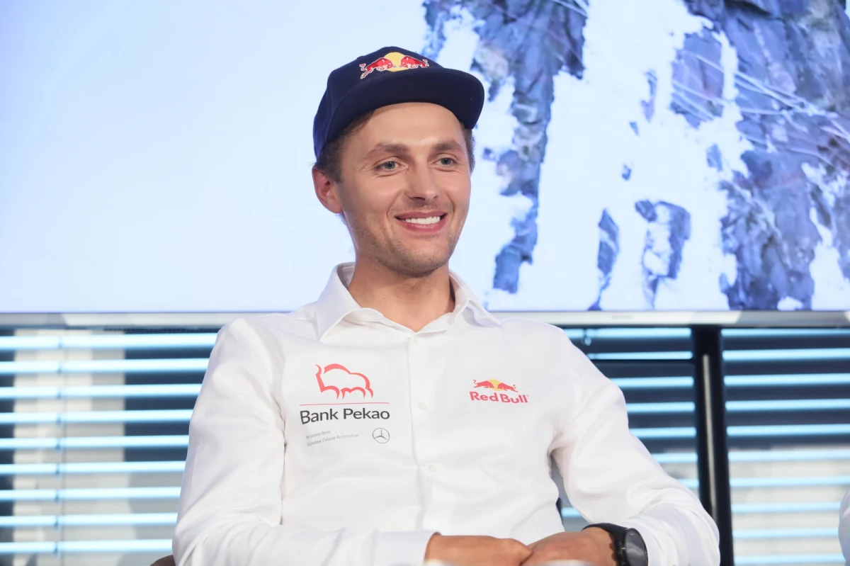 Aleja Podróżników to miejsce upamiętnienia wyjątkowych Polaków - wielkich  podróżników, odkrywców i zdobywców. W 2017 roku aleję zapoczątkowało 30 wybranych nazwisk wyjątkowych osób, a w roku 2018 dołączyło kolejnych 8 wybitnych postaci. W 2019 roku, decyzją Kapituły, aleja powiększy się o dalsze cztery nazwiska wybitnych Polaków - są to: Jerzy Leon Jeliński, Sławomir Makaruk, Marcin Jamkowski i Andrzej Bargiel.