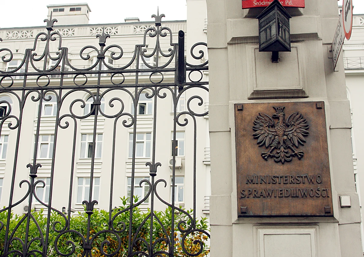 Minister sprawiedliwości Zbigniew Ziobro podjął decyzję o skróceniu delegacji sędziego Jakuba Iwańca w resorcie. Taką informację przekazał rzecznik rządu Piotr Müller. Decyzja Ziobry ma związek z kolejnymi doniesieniami Onetu dotyczącymi akcji dyskredytującej sędziów.