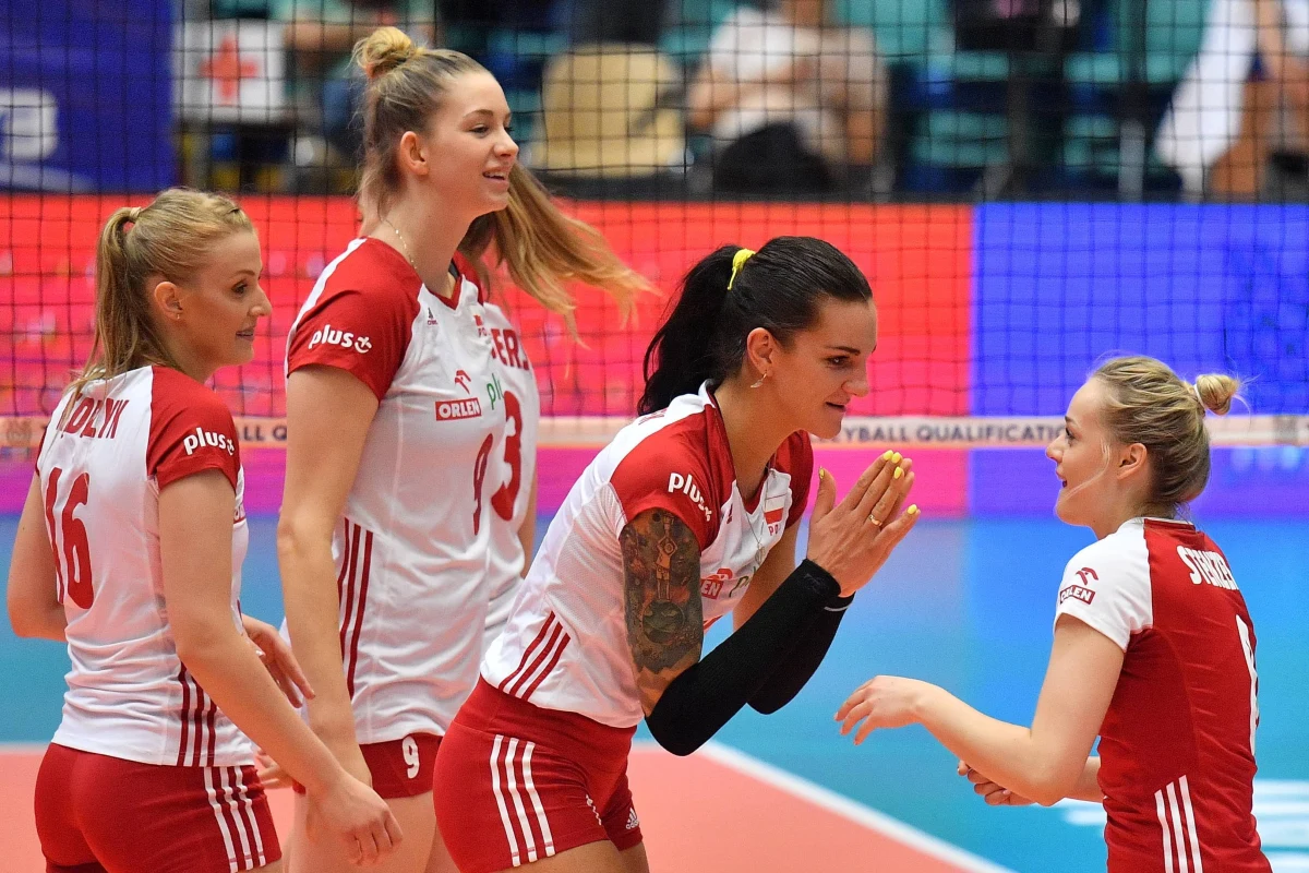 Po udanych sparingach z Niemkami – pierwszym wygranym 3:2 oraz drugim zakontraktowanym na 5 setów i wygranym nietypowo 5:0 – polskie siatkarki szykują się do mistrzostw Europy. Biało-czerwone rozegrają pierwszy mecz już w piątek. Ich przeciwniczkami będzie reprezentacja Słowenii. W naszej kadrze coraz wyższy poziom prezentuje ostatnio 18-letnia Magdalena Stysiak, która odciąża w ataku Malwinę Smarzek. O oczekiwaniach przed nadchodzącym euro z naszą przyjmującą rozmawiał Paweł Pawłowski.