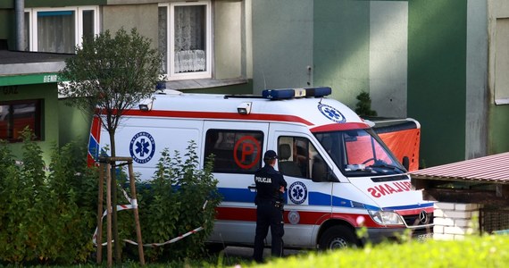 ​Policja w Częstochowie wyjaśnia sprawę 2-latka, który wypadł z okna jednego z bloków. Dziecko z obrażeniami trafiło do szpitala. W trakcie zdarzenia opiekun chłopca był nietrzeźwy.