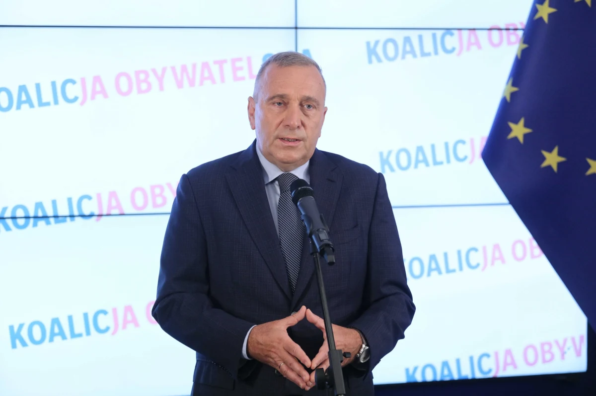 "PiS urządziło partyjny poligon w ministerstwie sprawiedliwości. Dymisja ministra Piebiaka nie wystarczy" - tak sytuację wokół afery "Piebiak gate" ocenia Grzegorz Schetyna i chce odejścia Zbigniewa Ziobry. "Doszło do absurdalnej sytuacji, w której Zbigniew Ziobro jako minister sprawiedliwości i prokurator generalny będzie sędzią we własnej sprawie; składamy projekt ustawy dotyczący rozdzielenia tych dwóch funkcji" - mówił w środę lider PO Grzegorz Schetyna.