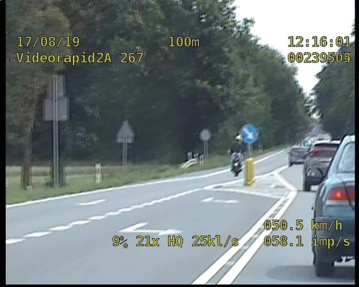 30 punktów karnych uzbieranych zaledwie w kilka minut. To skutki szaleńczej jazdy motocyklisty na trasie z Nakła do Izbicka na Opolszczyźnie. Mężczyzna jechał na stojąco, bez trzymania kierownicy i na jednym kole. Do tego w terenie zabudowanym gnał z prędkością ponad 100 km na godzinę. Nie wiedział tylko, że za nim jedzie nieoznakowany radiowóz i wszystko to rejestruje. 
