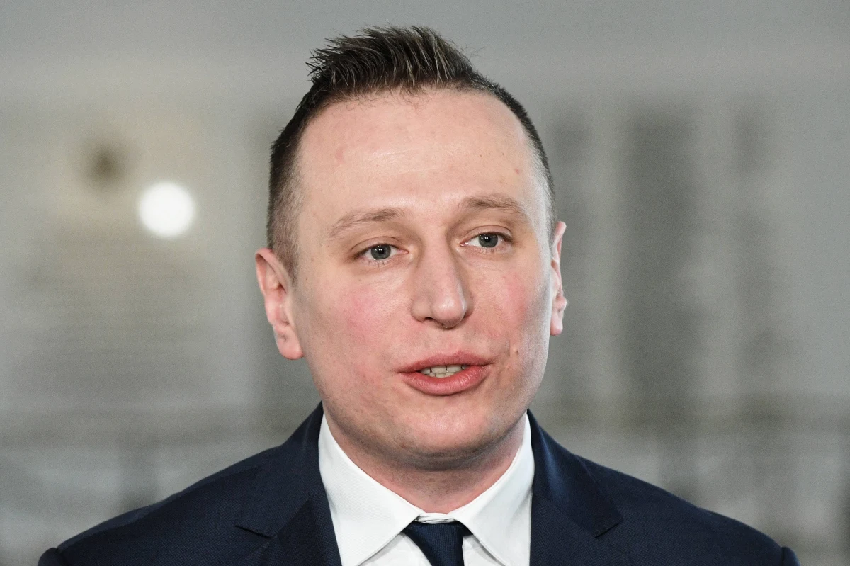 "Dla mnie start do Senatu jest dużym wyzwaniem" - oświadczył poseł PO-KO Krzysztof Brejza. "Na pewno "jedynka" na liście jest rzeczą komfortową, dającą pewny mandat, ale lubię wchodzić w ring i lubię wyzwania, gdzie można jeden do jednego zetrzeć się na argumenty" - tłumaczył. 