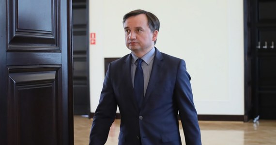 Jak tylko dowiedziałem się o możliwym naruszeniu standardów przez sędziów zatrudnionych w Ministerstwie Sprawiedliwości, natychmiast podjąłem decyzję o ich zwolnieniu. Nie będę tolerował tego rodzaju zachowań - powiedział minister sprawiedliwości Zbigniew Ziobro, komentując sprawę byłego wiceministra Łukasza Piebiaka.