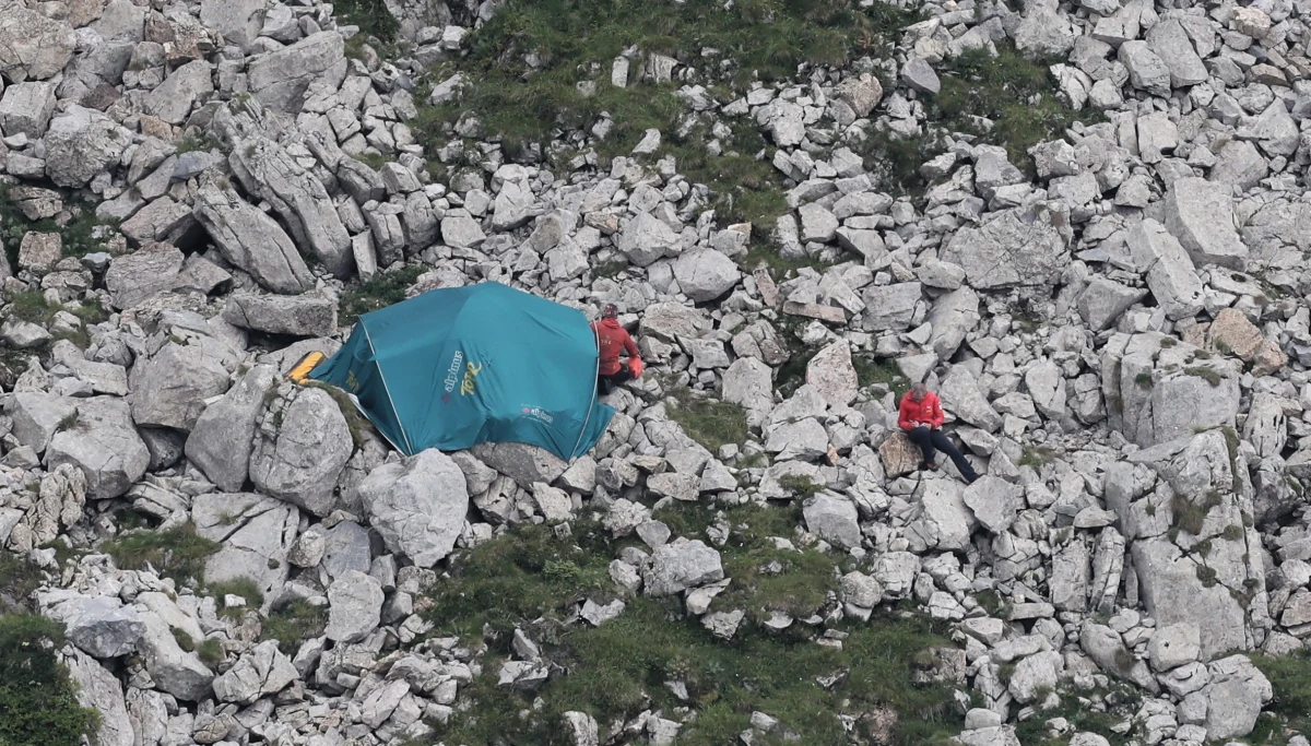 Nie ma nowych informacji o grotołazach. Akcja poszukiwawcza jest kontynuowana, całą noc ratownicy i pirotechnicy będą pracowali w jaskini, a o 6 godz. zastąpi ich kolejna zmiana - poinformował naczelnik TOPR Jan Krzysztof. 