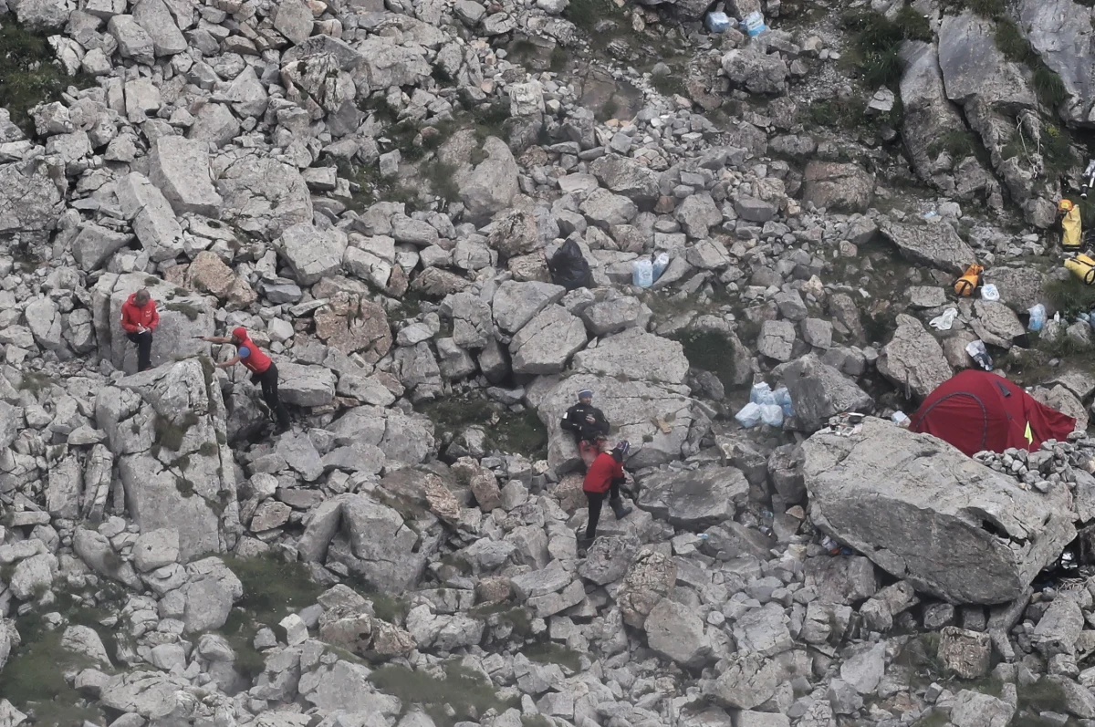 Akcja ratowników w jaskini Wielka Śnieżna, w której utknęło dwóch grotołazów została wstrzymana przez obryw skalny. "Nikt nie znajdował się w strefie zagrożenia" - podkreśla naczelnik TOPR-u Jan Krzysztof. 