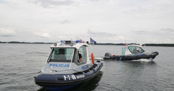 W czwartek na mazurskim jeziorze Kisajno kontynuowane są poszukiwania producenta filmowego Piotra Woźniaka-Staraka, który w niedzielę wypadł z motorówki do wody. Akcja poszukiwawcza trwa już piąty dzień i jest prowadzona od świtu do zmroku.