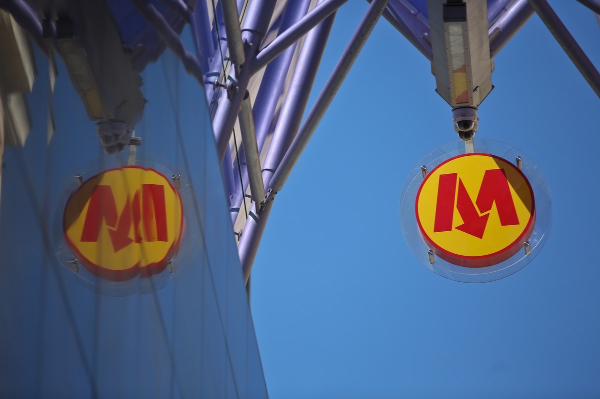 Co najmniej 3 miliony złotych na postoju pociągów straciło już warszawskie metro - ustalił reporter RMF FM Karol Pawłowicki. Składy nie mogą jeździć po gotowym, nowym odcinku podziemnej kolejki na Targówku, bo nie zezwala na to wojewoda. 