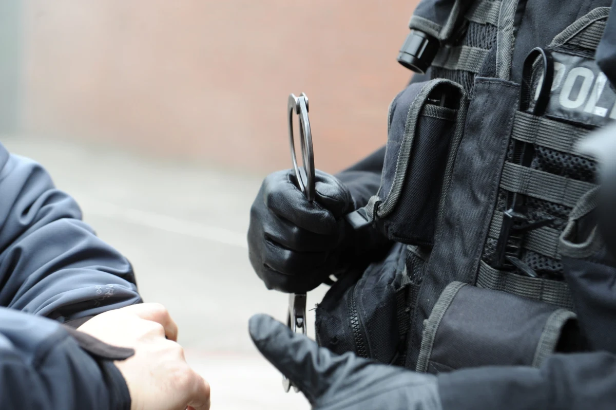 Białostocki sąd rejonowy uwzględnił wniosek prokuratury i aresztował na 3 miesiące 20-latka, podejrzanego o to, że w czasie awantury na drodze strzelił do innego kierowcy z wiatrówki. 