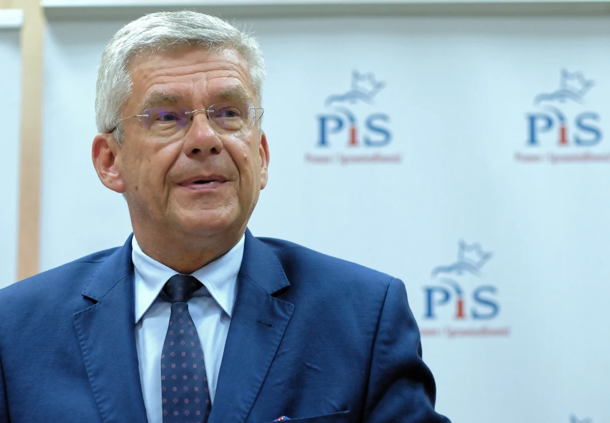 "Mamy kogoś, kto jest naszym liderem, architektem – to jest Jarosław Kaczyński, który, zapewniam państwa, cały czas myśli o rozwoju Polski, w jaki sposób udoskonalić nasz wzrost gospodarczy i to, żeby było w Polsce sprawiedliwie" - mówił w Bielsku-Białej marszałek Senatu Stanisław Karczewski. "Jeśli ktokolwiek z nas postępuje nie tak, jak powinien postępować, natychmiast jest eliminowany. Jest to mąż stanu, który dba o to, żeby nam się nie pokręciło w głowach i żebyśmy razem z nim budowali przyszłość Polski" – dodał.