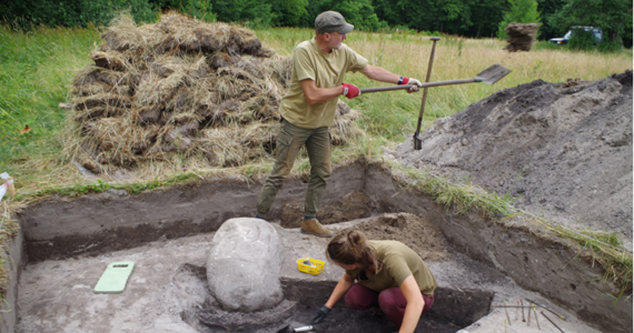 Paleniska, pozostałości pieców, jam zasobowych i dołków posłupowych, które niegdyś utrzymywały konstrukcje budynków - odkryli archeolodzy w Sacharewie obok Hajnówki w Puszczy Białowieskiej. Na relikty osady sprzed 2 tys. lat natrafiono dzięki... pracy kretów.