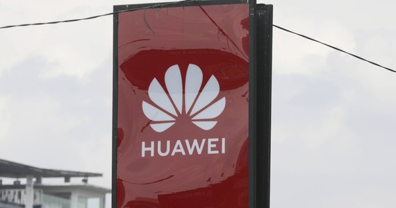 Amerykańskie władze oskarżają chiński koncern Huawei Technologies o prowadzenie potajemnej działalności w Syrii i Sudanie. Firma miała w tym celu korzystać z sekretnych oddziałów i nazw kodowych dla krajów objętych sankcjami - podała agencja Bloomberga.