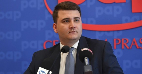 ​Były rzecznik MON Bartłomiej Misiewicz oświadczył się 26-latce, z którą jest związany od roku - informuje "Super Express".
