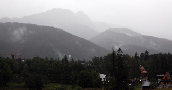 Trzykrotne usłyszenie grzmotu w górach to sygnał do odwrotu - mówi w RMF FM Albin Marciniak, podróżnik, fotograf, twórca szlaków turystycznych i przewodników. Radzi też, co zrobić, gdy w górach zastanie nas burza. 