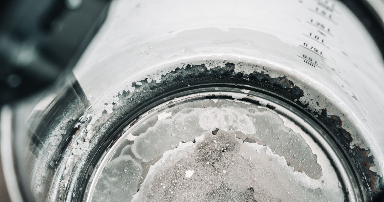 ​Weź ze słoika po ogórkach i wlej do czajnika. Brzmi dziwnie, ale bezbłędnie usuwa kamień