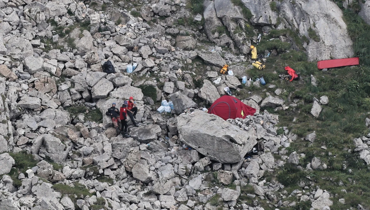Z Jaskini Wielkiej Śnieżnej w Tatrach wyszła jedna grupa ratowników, która poszukiwała grotołazów. Kolejna zmiana nie weszła na dół z uwagi na zaangażowanie w akcji ratowniczej po burzy w okolicach Giewontu - poinformował naczelnik TOPR Jan Krzysztof. 