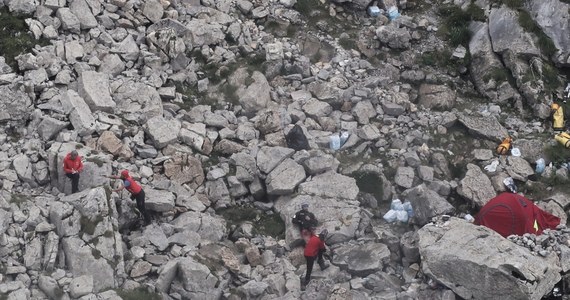 Odnaleziono ciało jednego z dwóch grotołazów zaginionych w Jaskini Wielkiej Śnieżnej - taką informację przekazał w czwartek późnym wieczorem ratownik dyżurny TOPR Krzysztof Długopolski. 