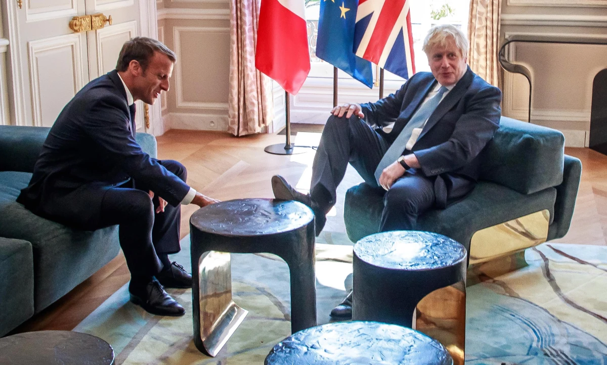 Po rozmowach w Berlinie i Paryżu brytyjski premier Boris Johnson ma powód do ostrożnego optymizmu – jego wizja brexitu nie została kategorycznie odrzucona. Nie została też entuzjastycznie przyjęta. Media na Wyspach Brytyjskich skupiają się także na drobnym incydencie, do którego doszło w Pałacu Elizejskim podczas wizyty u prezydenta Francji, Emmanuela Macrona. Rozmowy z kanclerz Niemiec, Angelą Merkel też nie obeszły się bez nieporozumień. Brexit nie zawodzi obserwatorów - jest straszny i śmieszny. 