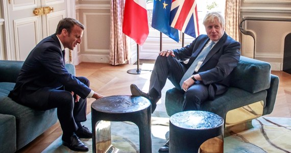 Po rozmowach w Berlinie i Paryżu brytyjski premier Boris Johnson ma powód do ostrożnego optymizmu – jego wizja brexitu nie została kategorycznie odrzucona. Nie została też entuzjastycznie przyjęta. Media na Wyspach Brytyjskich skupiają się także na drobnym incydencie, do którego doszło w Pałacu Elizejskim podczas wizyty u prezydenta Francji, Emmanuela Macrona. Rozmowy z kanclerz Niemiec, Angelą Merkel też nie obeszły się bez nieporozumień. Brexit nie zawodzi obserwatorów - jest straszny i śmieszny. 