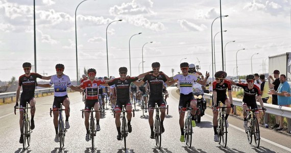 Vuelta a Espana zaliczany jest do trzech najważniejszych wyścigów kolarskich świata razem z Giro d’Italia i Tour de France. To trzy najdłuższe a co za tym idzie najbardziej wymagające wyścigi w sezonie. W tym roku kolarze w Hiszpanii będą się ścigać po raz 74. Przy tej okazji proponujemy Wam zabawę, gdzie rozdawać będziemy rowerowe gadżety firmy Specialized. Co zrobić by je zdobyć - sprawdź! 