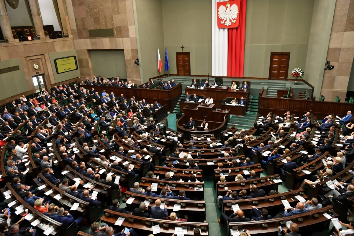 Według najnowszego badania telefonicznego Kantar dla "Faktów" TVN Zjednoczona Prawica może liczyć na poparcie 39 procent respondentów. To o 5 punktów procentowych mniej niż w badaniu z 13 sierpnia. Jak wynika z sondażu, zyskuje Koalicja Obywatelska – 30 procent ankietowanych deklaruje poparcie dla niej.