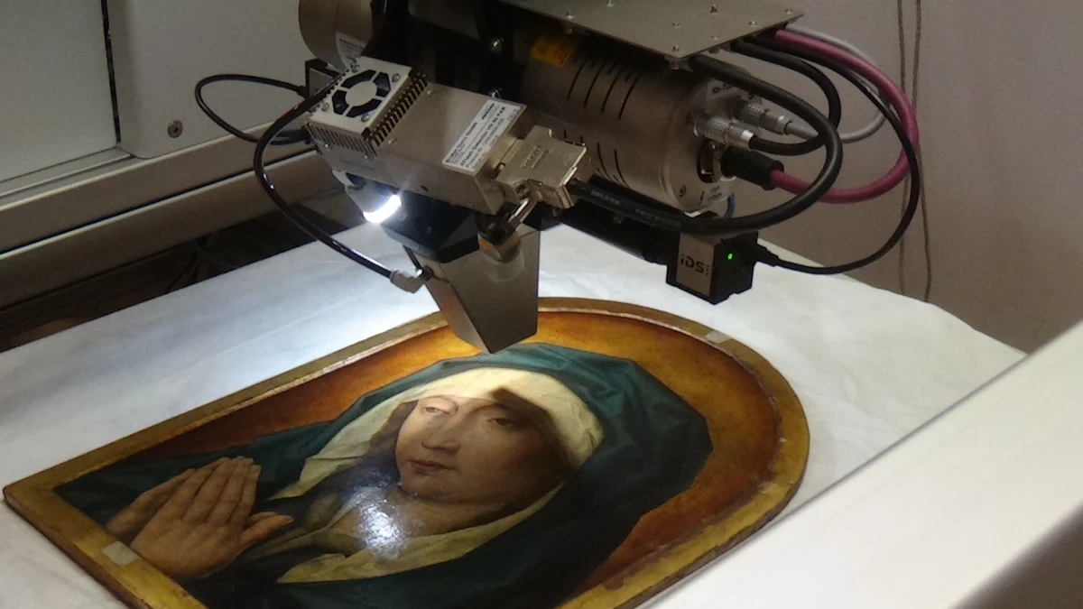 Dzięki temu urządzeniu będzie można poznać technikę malowania obrazu, zbadać jego wiek a przede wszystkim sprawdzić jakich pigmentów używał artysta. Nowoczesny skaner trafił do Muzeum Narodowego w Krakowie. Wart ponad milion złotych sprzęt pozwoli nawet na wykrycie falsyfikatu.