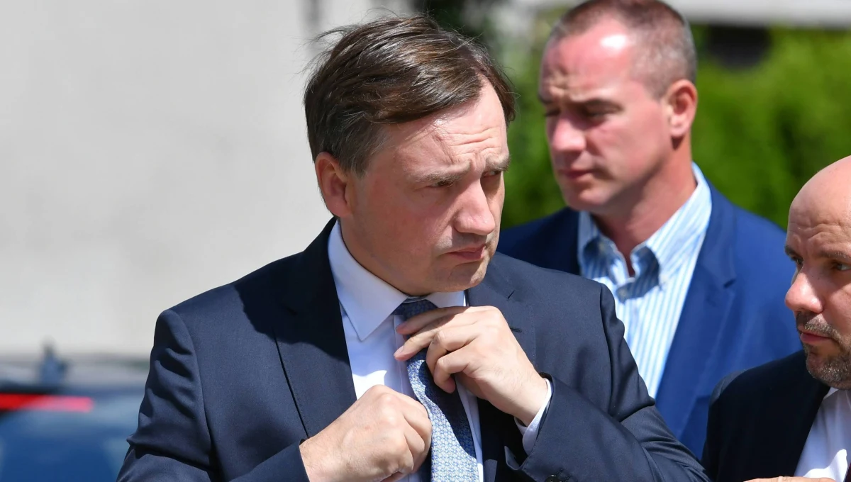 Minister sprawiedliwości Zbigniew Ziobro zwrócił się do Krajowej Rady Sądownictwa o przygotowanie kodeksu etyki regulującego zachowanie sędziów w mediach społecznościowych - poinformował PAP resort sprawiedliwości. 