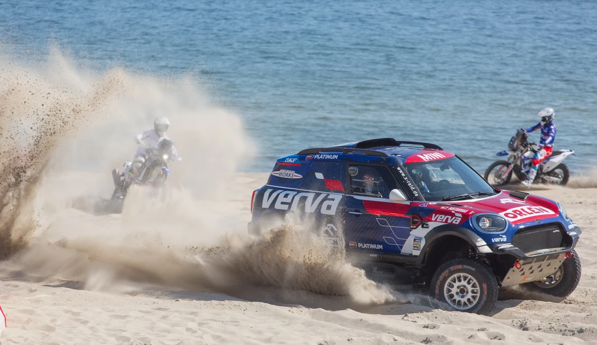 Przed nami jubileuszowa dziesiąta edycja VERVA Street Racing. Tym razem impreza odbędzie się w Gdyni i potrwa dwa dni. Na Skwerze Kościuszki powstał już specjalny tor Formuły 1, na którym będzie można podziwiać Roberta Kubicę i jego parnera z zespołu ROKiT Williams Racing.